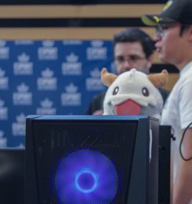 Une peluche de merchandising Riot Games sur le stand d'Esport des Sacres