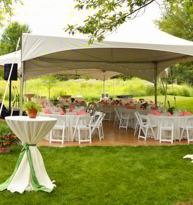 Carpas 20x40 con sillas, mesas redondas, y mesas de coctel