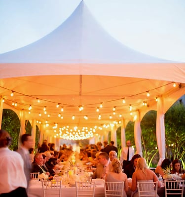 Carpa para eventos en el paso adornada con luces