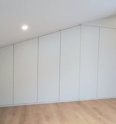 Armários de sótão, armários de escada, carpintaria em Oeiras, roupeiros inclinados