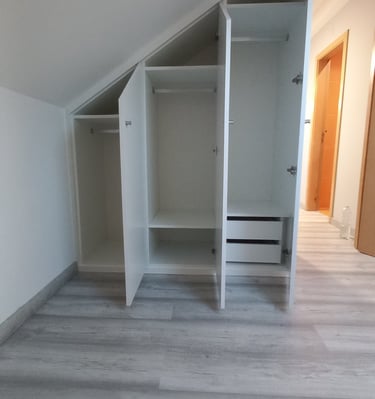 Armários de sótão, armários de escada, carpintaria em Oeiras, roupeiros inclinados