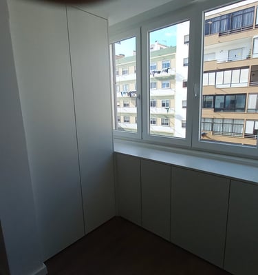 Roupeiros em Marquise,, Roupeiro com banco janela, Carpintaria em Oeiras