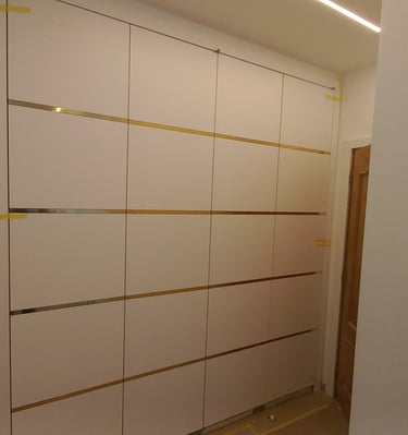 Roupeiro com Dourados, Roupeiro portas de abrir Lacadas,  Roupeiros Sassoeiros