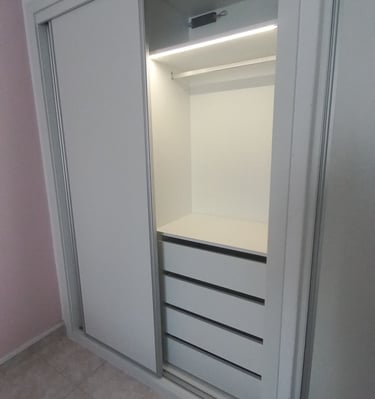 Iluminação Led com sensor de movimento, Roupeiro Portas de correr com iluminação, Roupeiros Oeiras