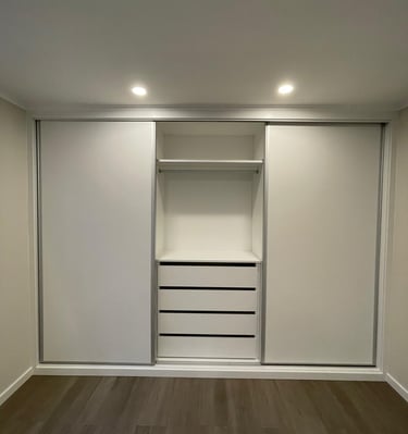 Roupeiro Portas de Correr Brancas, resistente e econômico