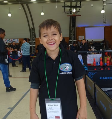 Participación de niños en evento robótico
