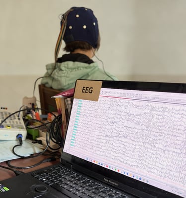 Personne avec le casque pour enregistrement EEG