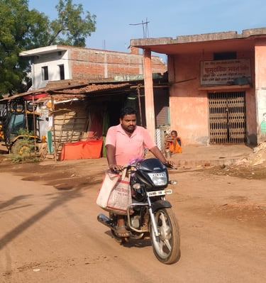 Man on the bike in Meu
