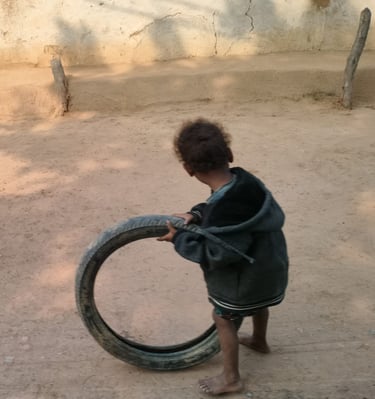 child play with tyre