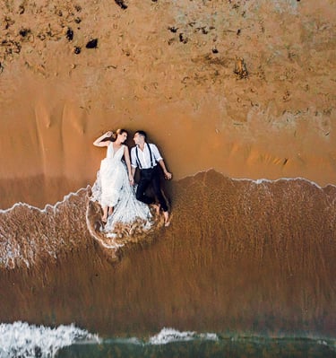 sposi distesi sulla spiaggia di Ragusa
