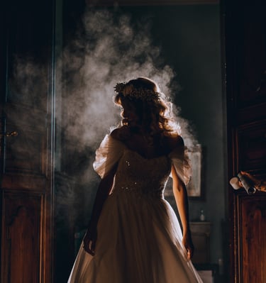 una sposa in abito da sposa in piedi su una porta