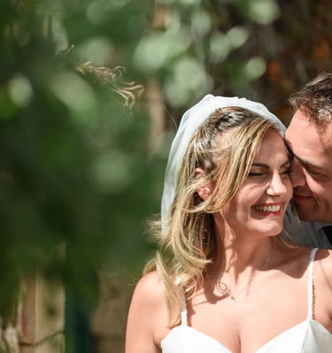 sposi che ridono in un borgo marittimo della sicilia