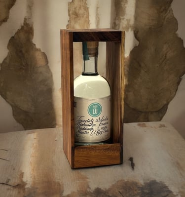 Botella de Lu Mezcal con fondo de pared desgastada