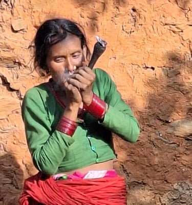 femme fumant la pipe dans le district de Dailhek