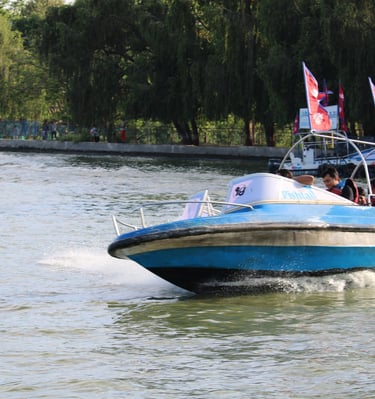 bateau sur le lac Bulbul de surkhet