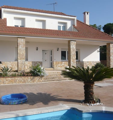 Piscina privada en el jardín de la vivienda.