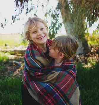 Zwei glückliche Kinder