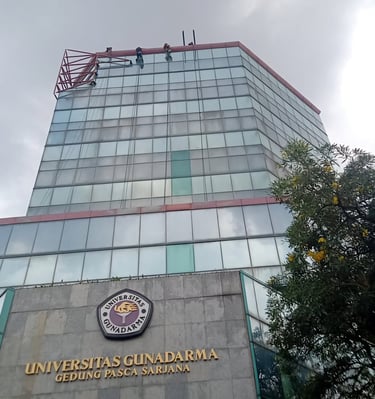 Pembersihan Kaca Gedung