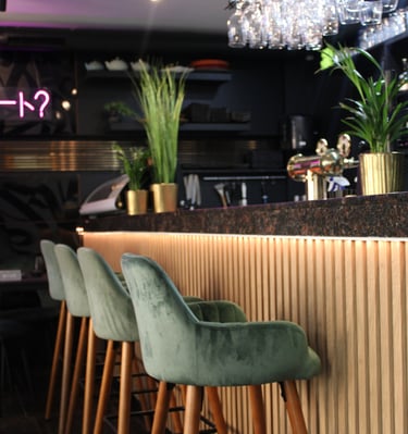 Sushi Date? restorano interjeras, kuriame dera moderni japonų estetika su jaukia, šiuolaikiška atmos