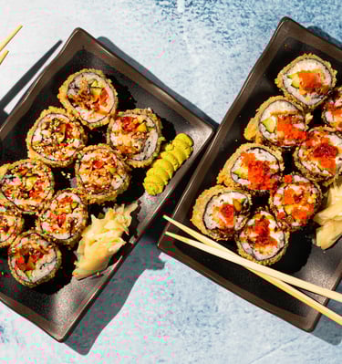 Kepti sushi – traškūs sushi su ryžiais, žuvimi ir daržovėmis, apkepti aliejuje iki auksinės spalvos.