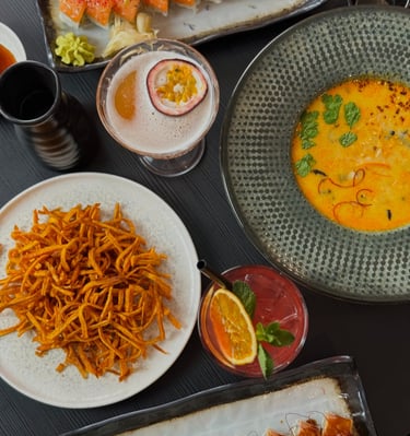 Tom Yum sriuba su krevetėmis – aštri ir rūgšti tailandietiška sriuba, pagardinta krevetėmis