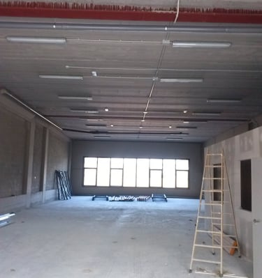 Montaje pantallas en nave industrial