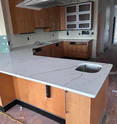 Calacatta-style quartz countertop sample