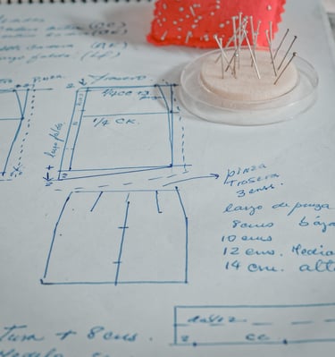 Hoja con un patrón de costura hecho a mano, dibujado con bolígrafo azul, mostrando medidas y detalle