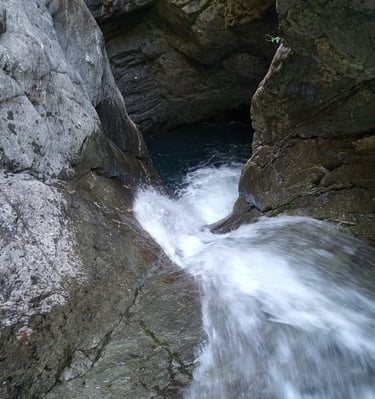 Toboggan 14 mètres canyoning de Freissinières, canyon sportif Hautes-Alpes, canyon aventure