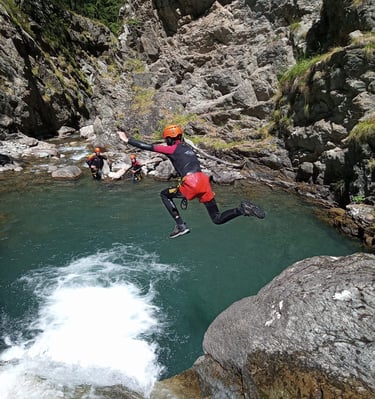 grand saut dans le canyon des Oules de Freissinières, canyoning Serre-Ponçon, aventure aquatique