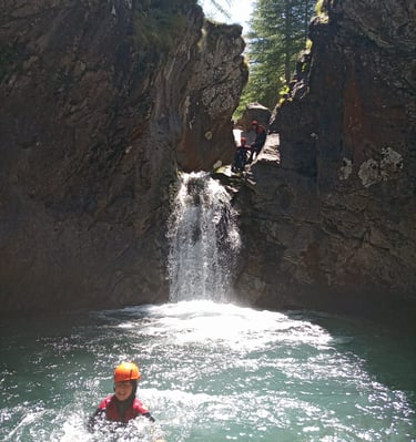 Fun dans le canyon de Oules de Freissinières, Canyon Aventure Briançon, Hautes-Alpes