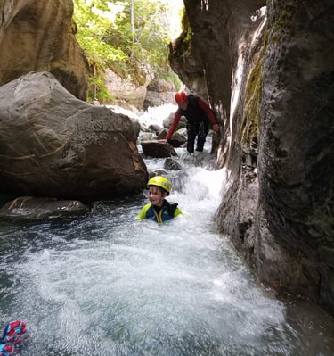 Marche aquatique au canyon du Fournel, canyon pour enfants de 8 ans, familles