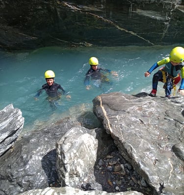 Baignade d'enfants lors de la randonnée aquatique du couleau, vers Embrun et Guillestre