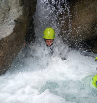 Baignades et cascades en famille lors de la randonnée aquatique du couleau