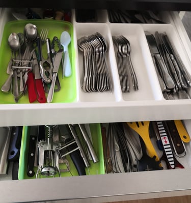 ausreichend Besteck zum Kochen und Essen