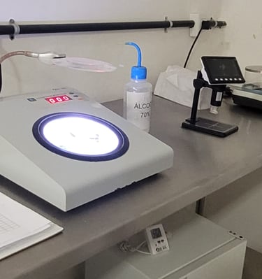Equipamento de laboratório avançado utilizado para análises de água e qualidade do ar no Laboratório