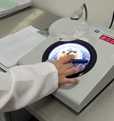 Profissionais do Laboratório AMB realizando análises laboratoriais em ambiente técnico equipado