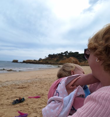 heerlijk zorgeloos genieten samen op het strand bij Olhos d'aqua Portugal Algarve