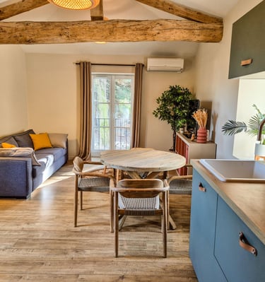 Salon et espace repas du gite des ramières à la ferme gourmande