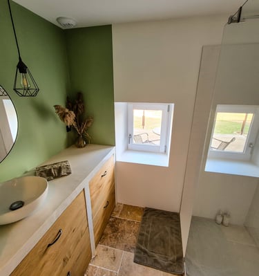 Salle de bain lumineuse avec douche à l'italienne du gite des ramières à la ferme gourmande