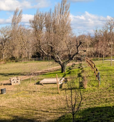 Jardin et extérieur du gite des ramières à la ferme gourmande