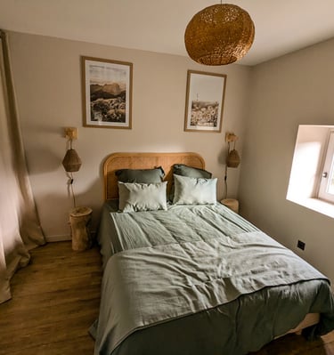 Chambre cosy avec lit double du gite des ramières à la ferme gourmande