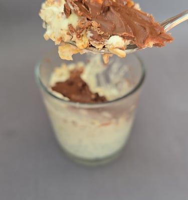 Tan simple y delicioso como una avena trasnochada con miel edulzada y encima cubierta de chocolate