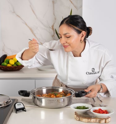 trabajando en un estudio de fotos para la marca classica de ollas