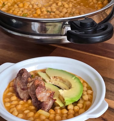 garbanzos entomatados con chicharon y aguacate deliciosos