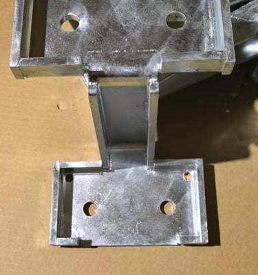 Hot-dip galvanized livestock drinking tank for 20-year rust protection