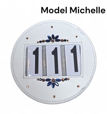 Startnummer van Moeders Mooiste Frontriemen met blauwe strass