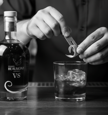 Photo noir et blanc d’une barman préparant un cocktail à base de Cognac Maison Beaumont VS