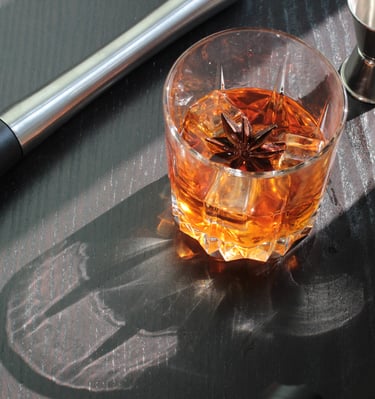 Cocktails cognac, détail d’un cocktail dans un verre old fashioned avec glace et anis étoilé