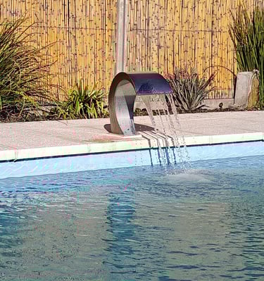El Refugio - Piscina con cascada